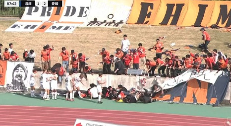 沼津市　Jリーグ　転落事故　動画　愛鷹広域公園