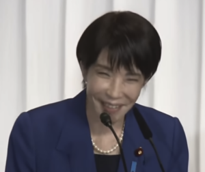 高市早苗　笑顔怖い　顔がボコボコ　不自然　ボトックス　顔面崩壊　顔変わった　恐竜顔　整形　