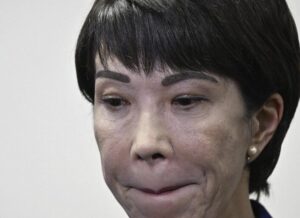 高市早苗　顔変わった　まゆげ　変わった　アートメイク　入れ墨
